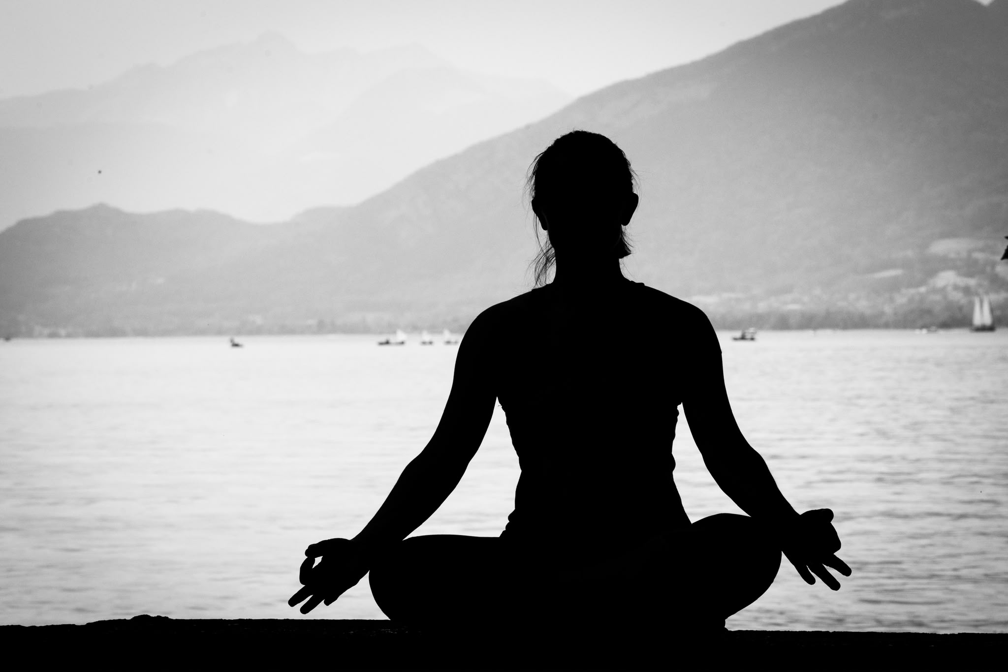 Méditation face au lac d'Annecy